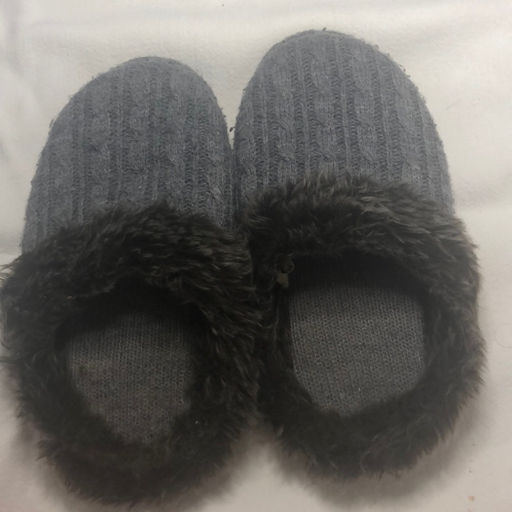 Gray slippers with faux fur lining